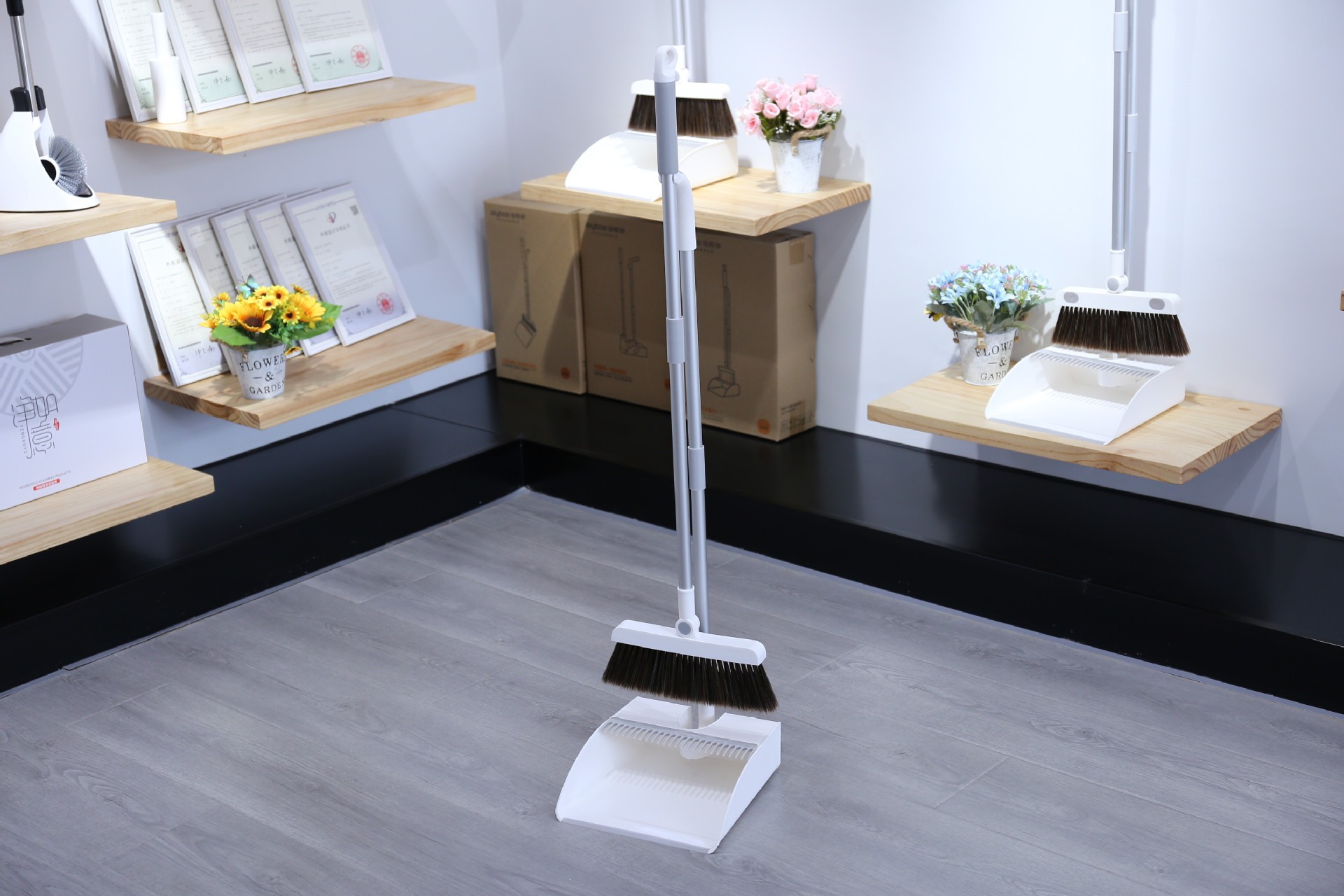 Magnetic broom and dustpan set - Image 8