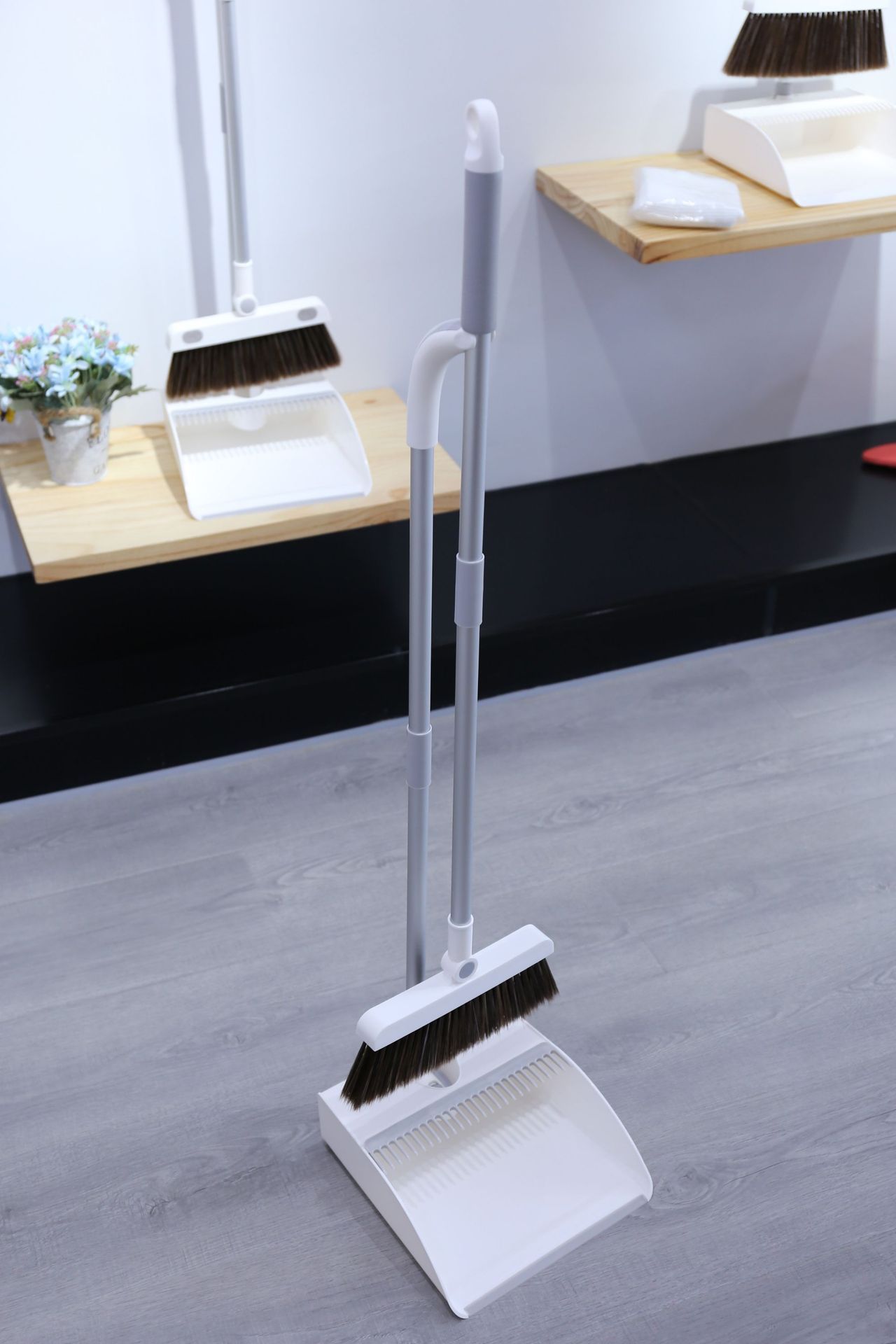 Magnetic broom and dustpan set - Image 4