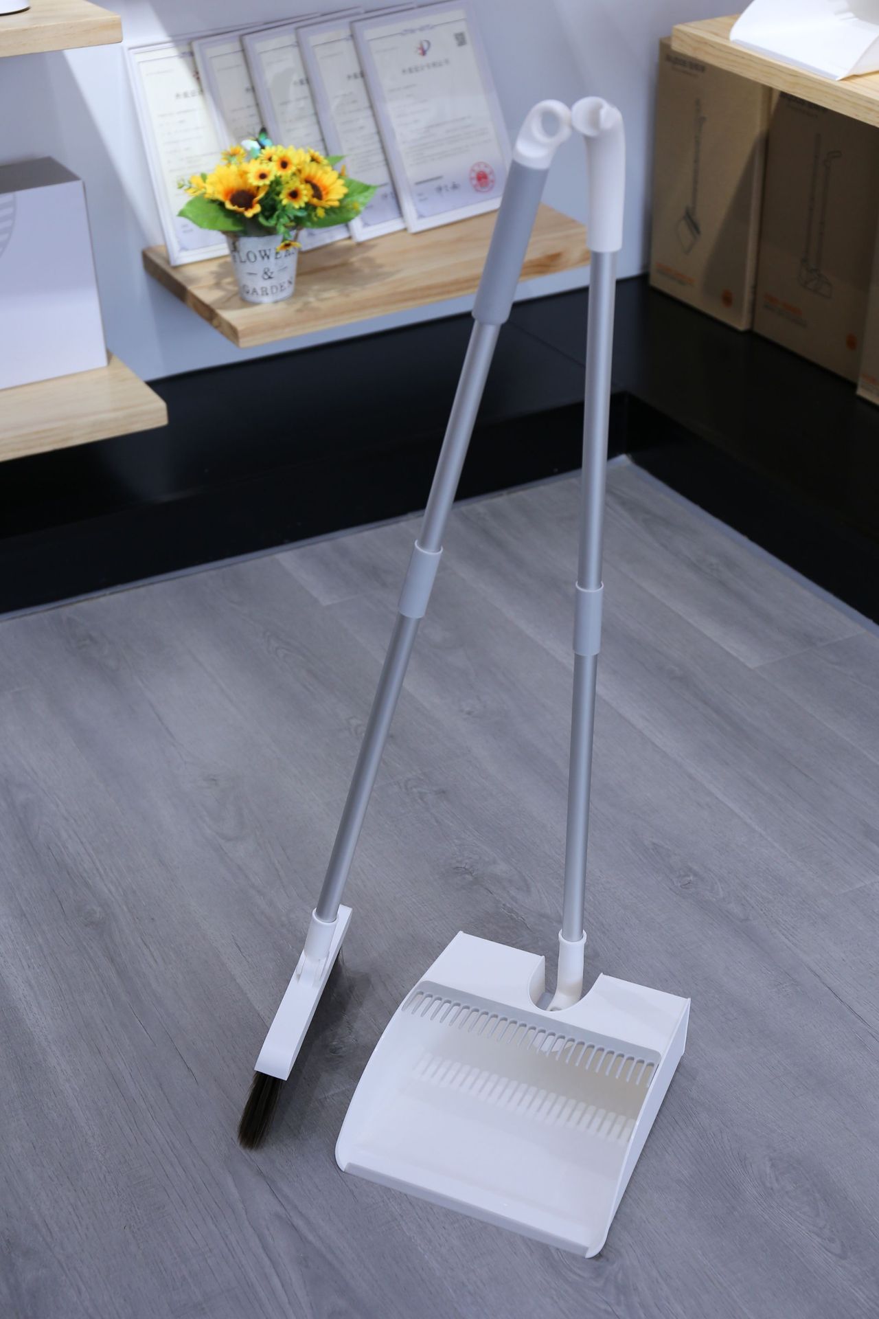 Magnetic broom and dustpan set - Image 7