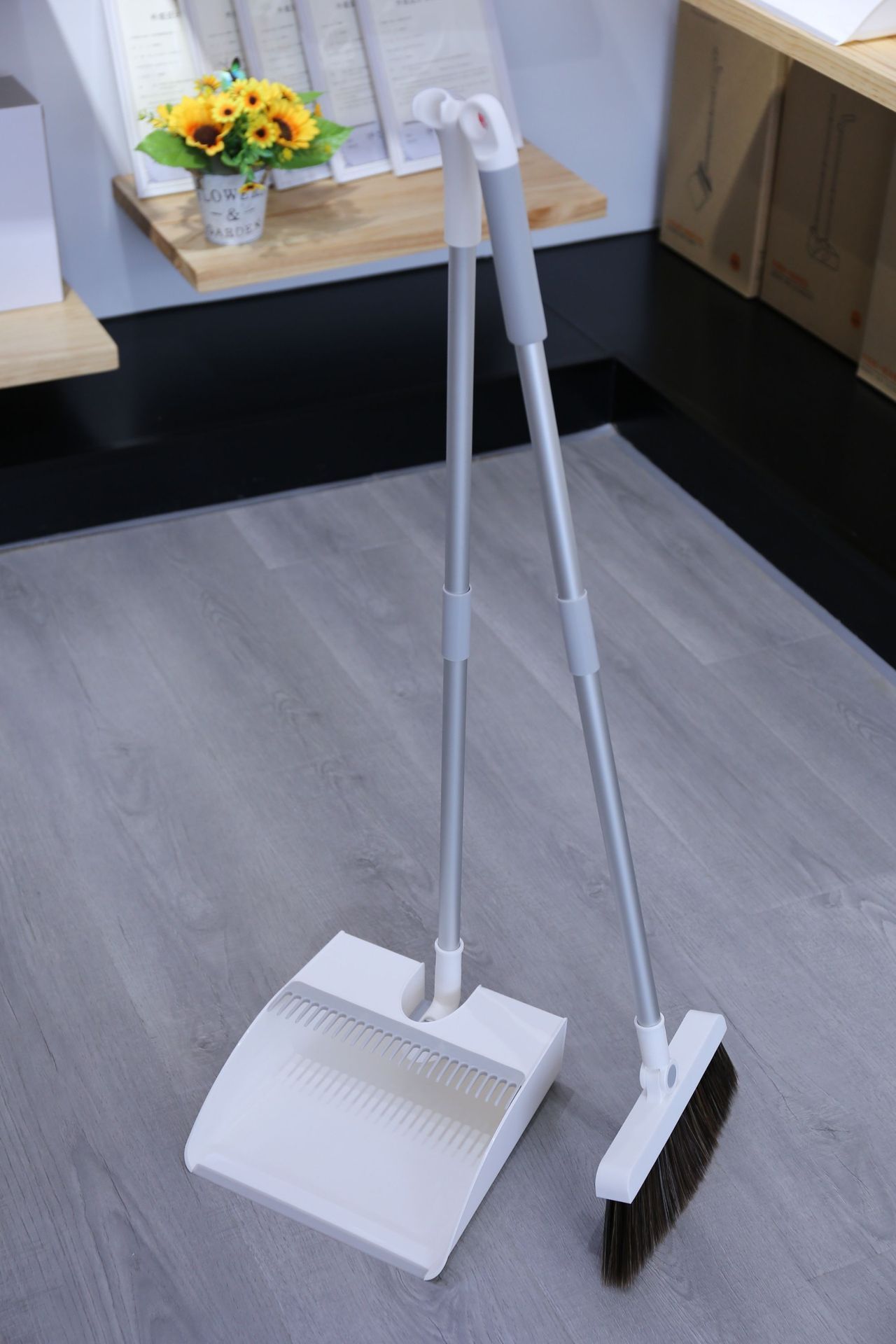 Magnetic broom and dustpan set - Image 5