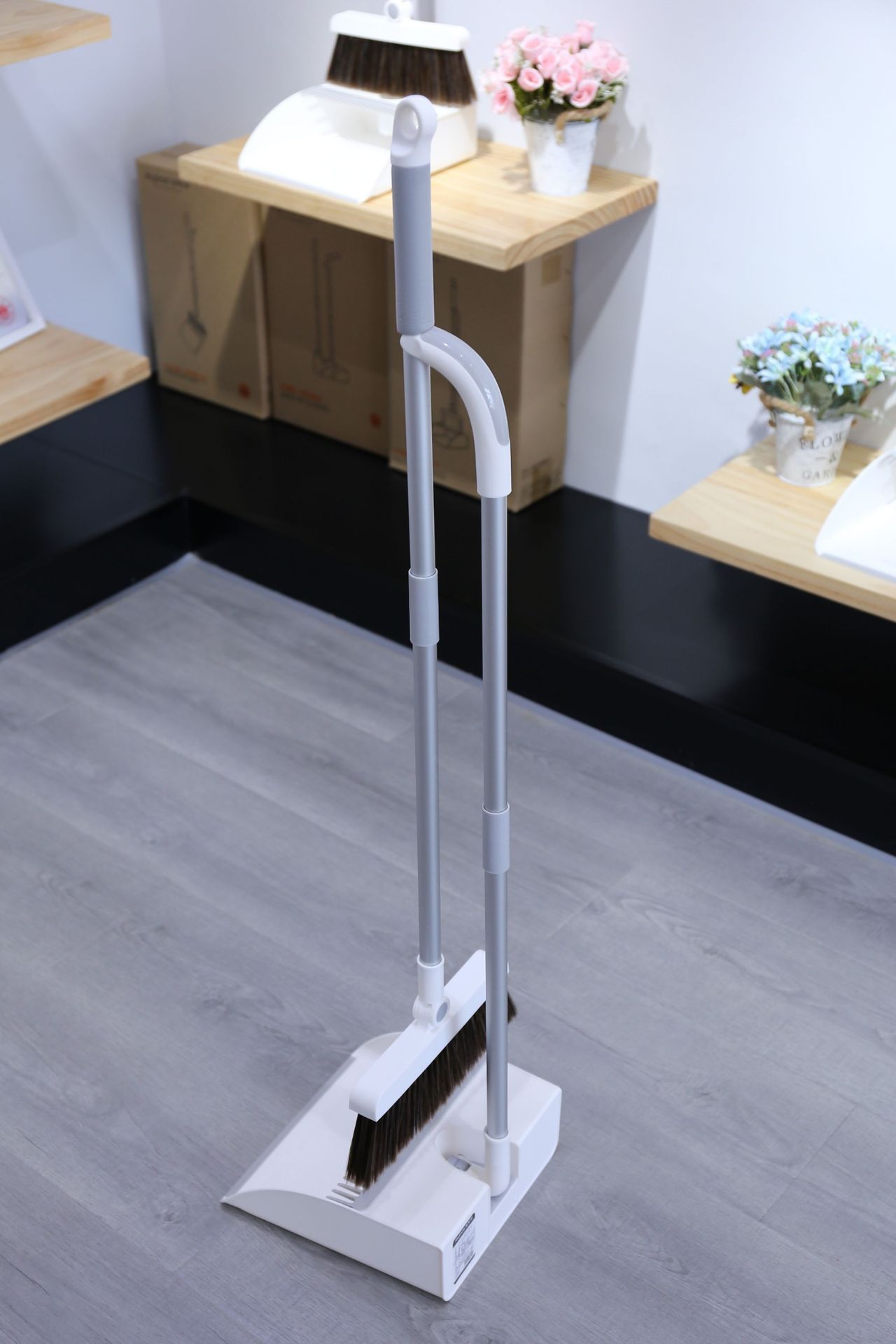 Magnetic broom and dustpan set - Image 6